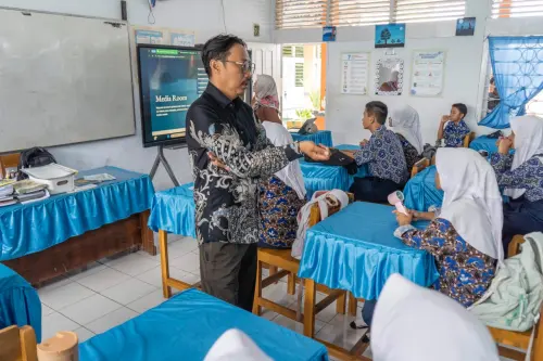 Mencegah Bulukumba Bernasib Sama dengan Jawa,  Founder ECOTON Ajak Pelajar SMPN 10 Belajar Membaca Kesehatan Sungai