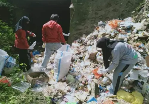 Sampah di Lokasi Bencana Sulbar Menumpuk, Komunitas Laut Biru Turun Tangan, Aksinya Inspiratif!