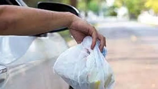 Pernahkah Kamu Membuang Sampah dari Atas Kendaraan, Apa Alasannya?