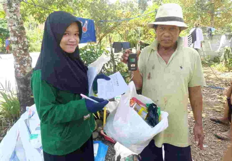 Wujudkan Desa Merdeka Sampah, Mahasiswa KKN UIN Alauddin Survey Komposisi Sampah di Desa Batukaropa